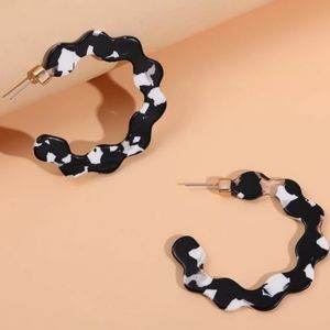 🌼Wavy White & Black Acrylic Cuff Earrings🌼